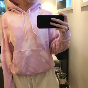Weekday hoodie - Fin hoodie från weekday i storlek XS, skulle säga att den passar alla mellan xs-m (jag är vanligtvis en S). Använd ca 5 gånger. Nypris 350kr. Köparen står för frakt 