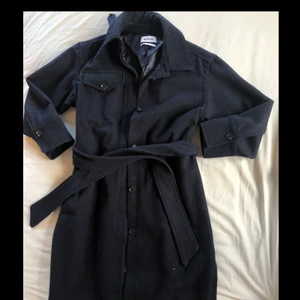 Kappa mörkblå - Skit snygg mörkblå lång kappa från weekend,bara använde några gånger och är i bra kvalitet och inget fel med jackan!🧿🧿🧿