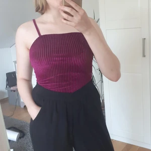 Lilla bodysuit - Mmen Lilla body med fyrkantig ringning or spaghetti axelband. Skönt och i bra skick 