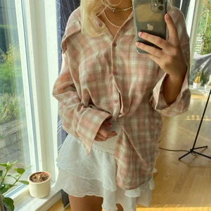 Rosa skjorta - En rosa rutig skjorta från märket Prettylittlething som jag köpt på asos. I nyskick, har använt max 2 ggr. Jag har 36 o sitter snyggt oversized. 