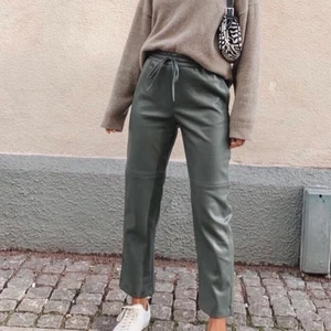 Gröna Läderbyxor - Supersnygga läderbyxor från Gina Tricot! Säljer dessa då det tyvärr är för små för mig. Mycket sparsamt använda💚