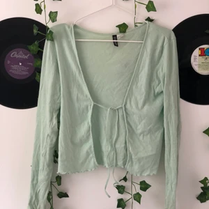 Kofta från h&m <3 - Säljer denna kofta från hm då den aldrig kommer till användning<3 storlek xs men passar s också! 