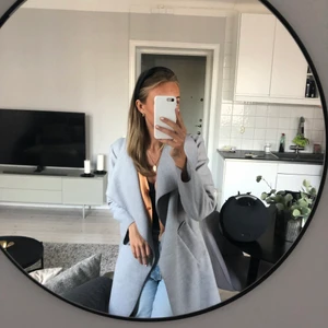 Grå kappa - En jättefin och skön kappa. Jättefint skick och inte använd knappast. Köpt i London i en liten butik så vet tyvärr inte märke. Passar mig som är 173 och vanligtvis s/m 🥰