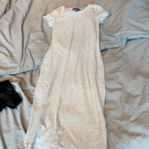 Grå t-shirt klänning - Grå t-shirt klänning från Primark. Strl. 34