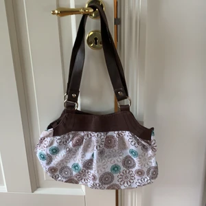 Söt retroväska  - Säljer min söta retroväska, då den inte kommer till användning.  Köpare står för ev frakt, kan också mötas i Stockholm 