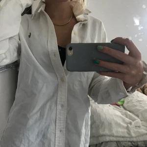 Vit Polo skjorta.  - Snygg skjorta från Polo, lite andvänd, används inte längre.