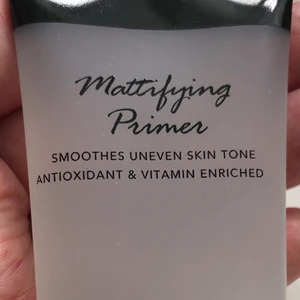 Kicks mattifying primer  - Kicks primer obruten och ny. Mattifying primer, silikonbaserad. Vid köp av flera produkter blir frakten billigare, då denna produkt kostar mer en frakten skickar jag den endast på posten vid av flera produkter.