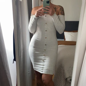 Midi dress fashionnova  - Denna dress från fashionnova sitter helt drömigt och är otroligt fin men pga flytt utomlands så kommer den inte komma till användning då klimatet kommer vara för varmt. Passar S-M, perfekt till höst/vår/svensk sommar