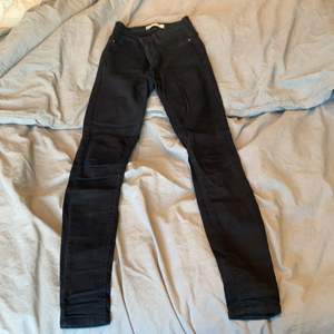 Svarta jeans från Gina. Använt skick, strl. S men små i storleken. 