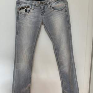 Riktigt snygga  utsvängdajeans från Lee. Säljer för att dem inte kommer till nån användning. Står ingen storlek på men skulle säga 36. Passar mig perfekt som är 170cm.(köparen står för frakt)💕