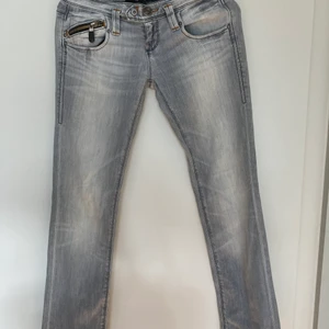 Grå jeans - Riktigt snygga  utsvängdajeans från Lee. Säljer för att dem inte kommer till nån användning. Står ingen storlek på men skulle säga 36. Passar mig perfekt som är 170cm.(köparen står för frakt)💕