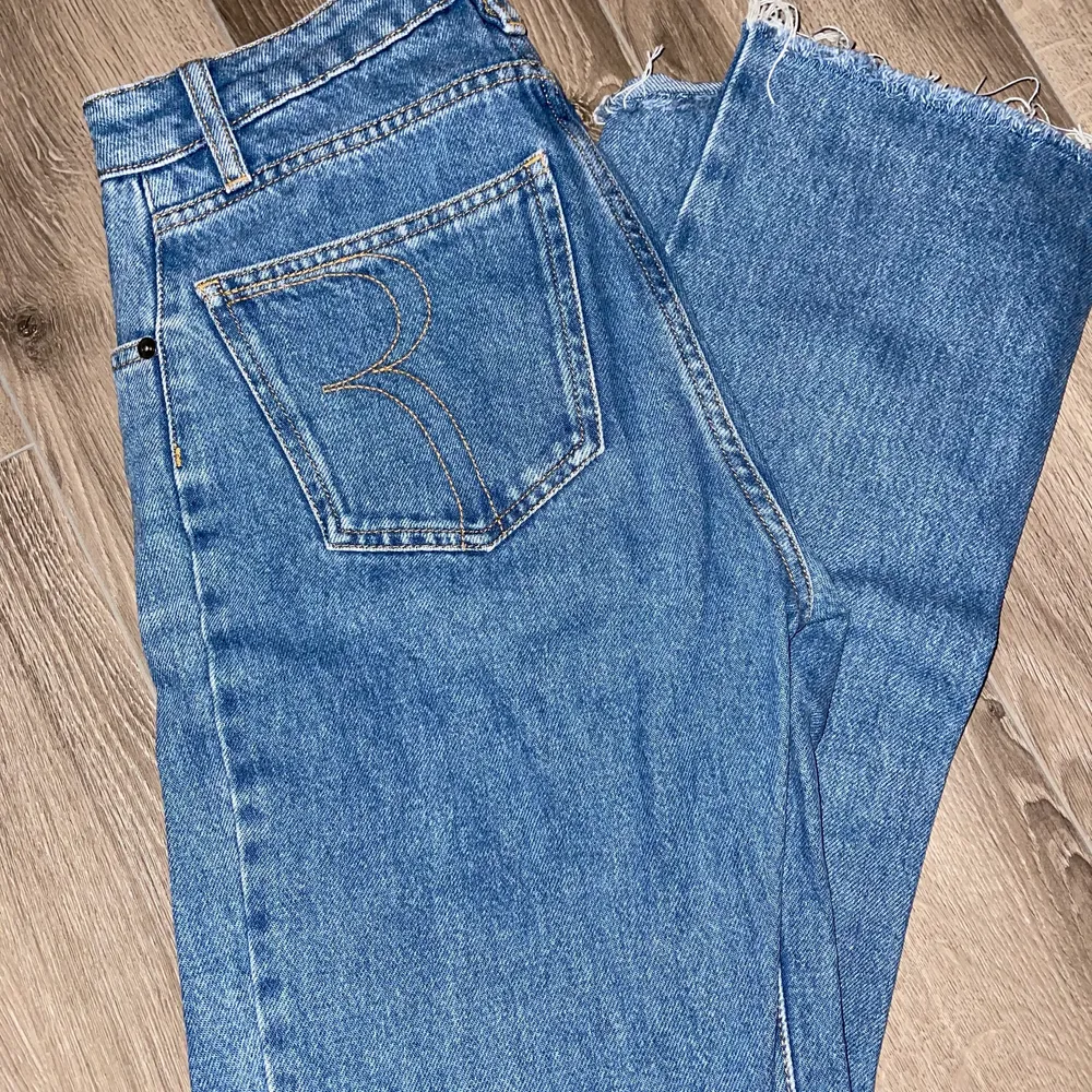 Dessa snygga Rouje jeans är tyvärr för stora för mig så måste sälja dem. Mom Jeans Modell, Avklippta nertill. Storlek 27 (fransk). Jeans & Byxor.