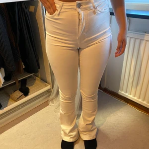 Vita jeans från bikbok - Dessa jeansen har varit ett av mina favorit jeans genom åren, har köpt om dom så många gånger. Dessa jeans är ett par helt nya som jag säljer för de inte längre passar mig, dom är stretchiga med jätte fint material. De är wide där nere och högmidjade i storlek Xs men eftersom de är så stretchiga passar de även S, jätte jätte fina! 🥰😍💗