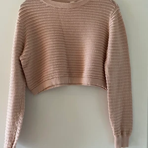 Tröja  - Säljer min ljusrosa tröja med kort mage i storlek S och är ifrån H&M.