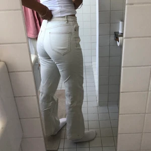 Ljus beiga jeans high rise  - Ljus beiga jeans från massimodutti (om jag minns rätt, saknar etikett). Köpta på barnavdelningen men passar super bra på mig som är mellan 34-36 i storlek och är 164 cm. Jätte sköna och bekväma! Paketet kommer kunna spåras🥰🌈💕