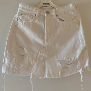 Kjol  - Hej!! Säljer min vita kjol med hål i storlek 36 ifrån H&M.