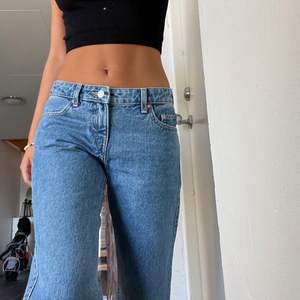 Intressekoll, säljer vid bra bud dessa jeans från weekday i modellen arrow low, storlek 26/30 som är slutsålda på nätet. 
