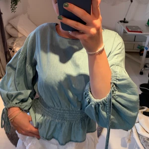 Blå bikbok topp - Sjukt fin blå bikbok topp i nyskick! Väldigt bekväm och passar till nästan allt. Pris kan diskuteras vid snabb affär💗💗