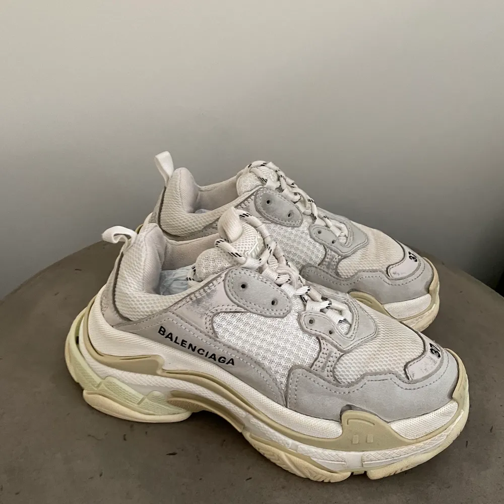 Säljer mina Balenciaga Triple S Sneakers! Välanvända med en del slitage men fortfarande hela och har mycket kvar att ge! Storlek 37 men passar mig som vanligtvis är 38! Nypris 7899kr❤️❤️❤️‍🔥 Finns kvitto från MyTheresa men tyvärr ingen box kvar📍. Skor.