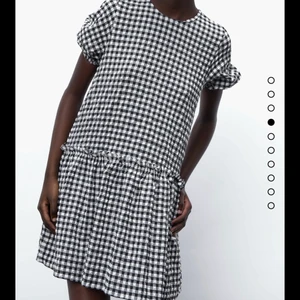 Zara klänning - Intressekoll på min såså fina zara klänning, väldigt populär och helt slutsåld💘 säljer endast vid bra bud!💕 använd 3 gr så väldigt fint skick!!