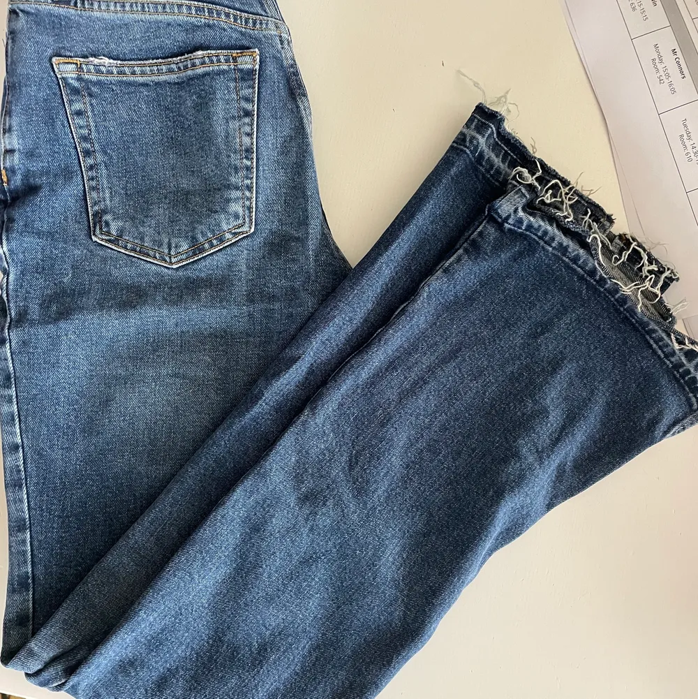 Blå jeans med slits från Free People.  De är skinmy med lite flare längst ner.  De är långa på mig som är 163, jag tror att de passar storlek 24-26 . Jeans & Byxor.