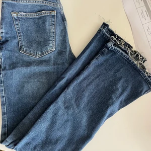 Blå Jeans med slits - Blå jeans med slits från Free People.  De är skinmy med lite flare längst ner.  De är långa på mig som är 163, jag tror att de passar storlek 24-26 