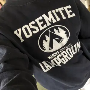 Säljer denna mörkblåa sweatshirt från BrandyMelville i storlek small! Jag är vanligtvis medium så fungerar som även det! Inga defekter! 💙