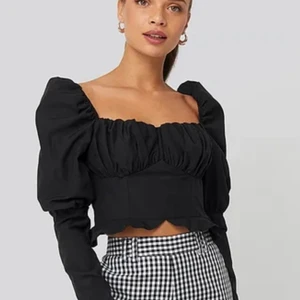 Donna romina X NA-KD - Jätte fin topp från influcer kollektion från NAKD som tyvärr inte passade så om någon har en storlek 38 hör av er!! Orginalpris 399, Frakt på ca 66kr! På första bild ser de ut som det är volang ner till, men det är de inte!💗