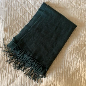 Mörkgrön stor halsduk 100% ull - Fin kvalitet, köpt på åhléns. 