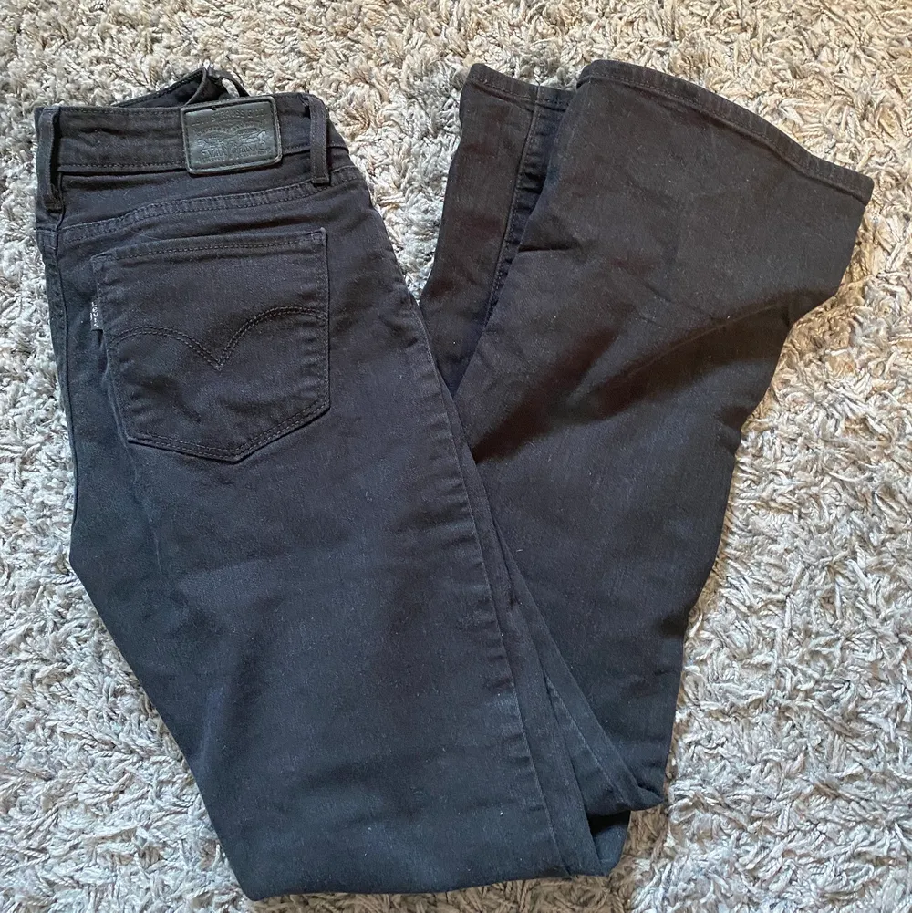 Säljer mina lågmidjade bootcut-jeans från Levi’s i storlek 26! Knappt använda! Köpte dom för 1000kr på jeansbolaget men sänker priset till 300kr! . Jeans & Byxor.