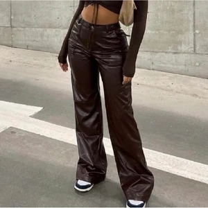 Bruna skinnbyxor  - Super fina bruna skinnbyxor. Storlek 34 skulle säga att dom passar S-M🧡🧡🧡 vid intresse kan jag skicka fler bilder☺️