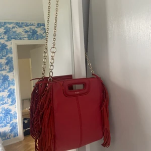 Maje väska - Säljer denna riktigt fina röda maje väska i den lilla storleken, den är nästan aldrig använd så därför i väldigt bra skick❤️💖