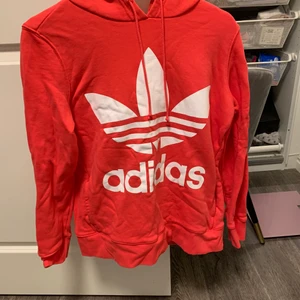 Adidas hoodie, använd 1 gång.  - Skriv för fler bilder. Frakten är inräknad i priset