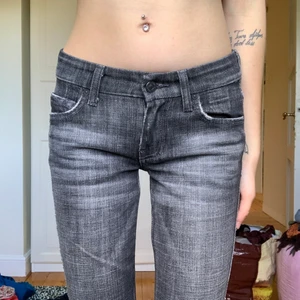 Jeans - Svarta bootcut jeans. Vet inte märke, stl 24 men passar 25 också. 100kr plus frakt🌸🌸