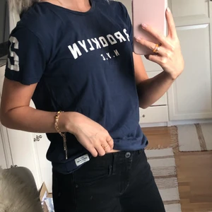 Brooklyn T-shirt  - Snygg marin blå T-shirt med tryck. Tröjan har även en tvåa på vänstra armen och en detalj längst ner💙 Bra skick och säljer för använder aldrig. Storlek s men passar även xs. Pris diskuteras kom privat, högsta bud gäller och köparen står för frakt. 