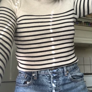 Ribbad långärmad topp - Denna topp är längre egentligen, på bilden har jag bara vikt den. Skicket skulle jag säga är okej och bra. Har en sån till fast med röda ränder (lite annorlunda). Kan sälja båda för 100 kr. Kan skicka om köparen står för frakten.