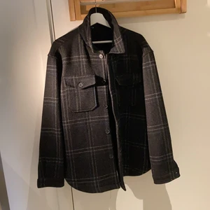 Zara vinterjacka - Superskön stilig varm vinter/höstjackan med stilren rutigt mönster. Säljer då jag har en annan jacka