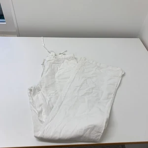 Linnebyxor - Säljer ett par jättefina linnebyxor som tyvärr är för små så har inga bilder på. De är lågmidjade från Only i storlek 32 (xxs).  Hör av er om ni har frågor obs. Står ej för postens slarv❗️ Skickar spårbart för din och min säkerhet 💞☺️ 15% linne 85% bomull 