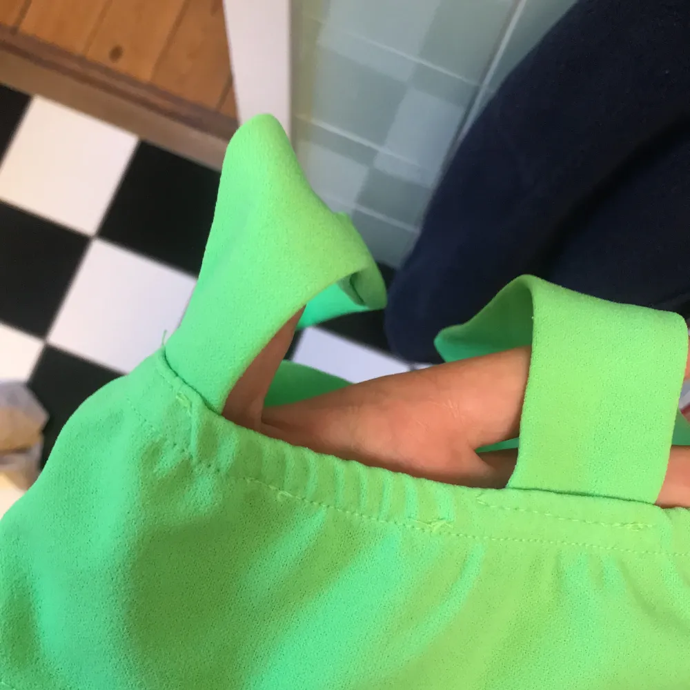 Neongrön topp(ej genomskinlig) fungerar som topp under en tröja, som bikini eller bara som tröja när det är varmt. Lite dålig kvalité, men knappt använd. Möts gärna upp i Stockholm men kan frakta. Köparen står för frakt!!💕. Toppar.