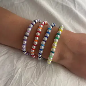 Armband i regnbågens färger 🌈 dessa färger är de som går att köpa just nu! Armbanden kostar 15:- styck och är gjorda med elastisktråd. 