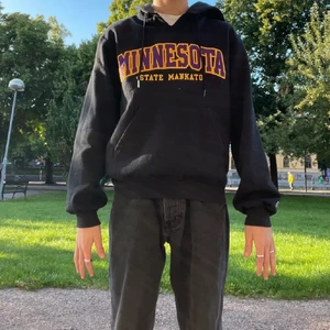 En vintage minnesota hoodie! - En häftig vintage minnesota hoodie! Skick 9,5/10.              Inga hål eller speciella dofter.                                            Pris 350kr plus frakt 62kr