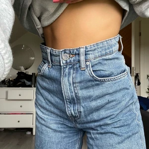 Jeans  - Jeans i stl 34 från hm. Jag är 155 lång,frakt får köparen stå för 🤍