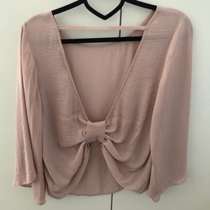 Blus med djup rygg - Ljusrosa blus från Gina Tricot. Lösare passform med djupare rygg. Aldrig använd. Strl. 36