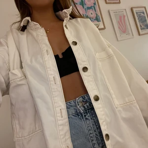 Tunn jeansjacka/skjorta - En oversized jeansjacka/skjorta i tunt jeansmaterial 