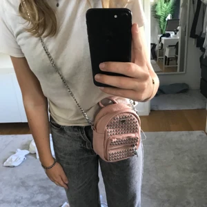 Väska med nitar  - Söt väska med nitar köpt i London. Bra skick