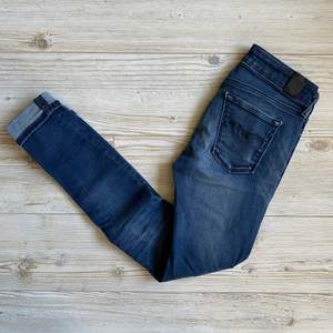 Replay jeans med snygg slitning på knät. Tight passform och typ stuprör nertill men otroligt mjuka så heelt fantastiska! Verkligen jättesnygga och i bra skick!