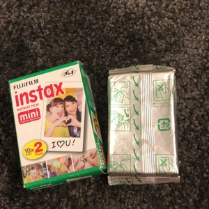Instax mini bilder! - Har aldrig öppnar det ena paketet som inehåller totalt 20 bilder (10x2) och den andra lösa har totalt 10 bilder i sig! Säljer alltså totalt 30 bilder för 180kr! Normalt vis kostar 20 bilder 199kr!