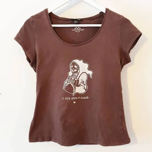 Screentryckt t-shirt - Egentryckt t-shirt från UF-företaget Snailfashionuf som gjort om begagnade toppar med olika miljömedvetnamotiv. Denna har motivet "I buy secondhand <3" i brun och vit 🧡 Storlek: EUR 49-42 (S) Kan mötas upp i Luleå! Köparen står för frakt 