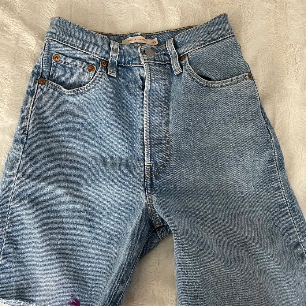 Jätte fina egen klippta använda shorts i stl 23! Börjar lägga mitt pris på 130 kr så får ni fortsätta+ frakt! Tar endast swish💗💕💞. Jeans & Byxor.