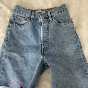 Levis shorts stl. 23 - Jätte fina egen klippta använda shorts i stl 23! Börjar lägga mitt pris på 130 kr så får ni fortsätta+ frakt! Tar endast swish💗💕💞